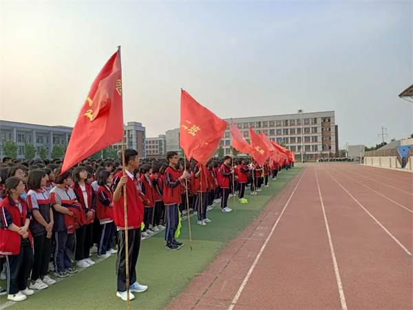 范县卓越中学高一年级举行第四季挑战赛颁旗仪式