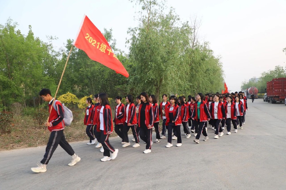 范县卓越中学举行高三学子远足活动