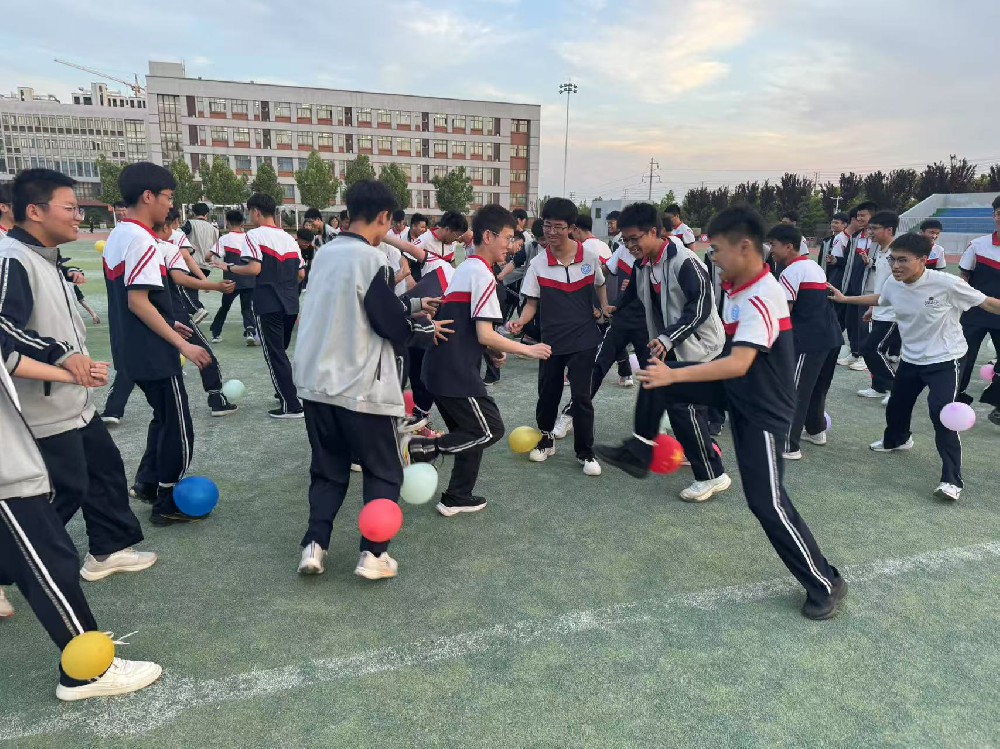 「青春爆裂计划」班级踩气球大战：踩碎压力，炸响青春！