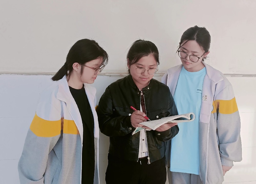 让每个学生的光 照亮远方