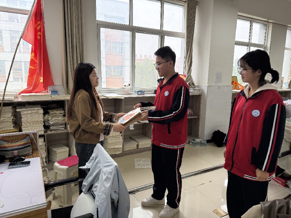 妙笔“绘”师恩，“包”藏不住的爱