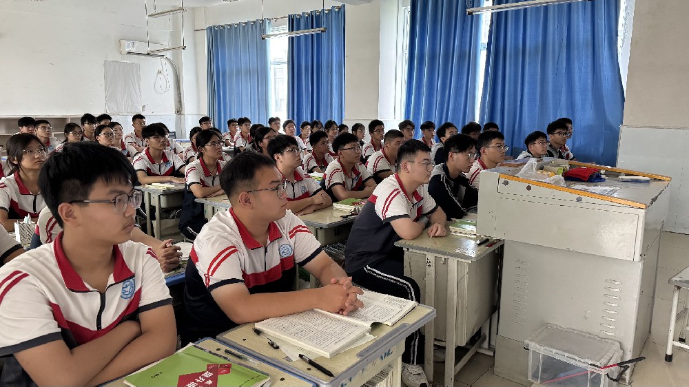 山河铭记，吾辈当强 ——卓越中学师生共观抗战胜利80周年阅兵式