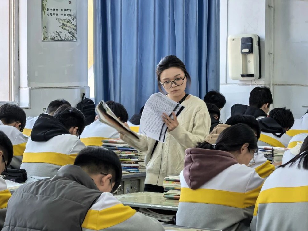 范县卓越中学教务处组织语数外组教师开展观摩听评课活动