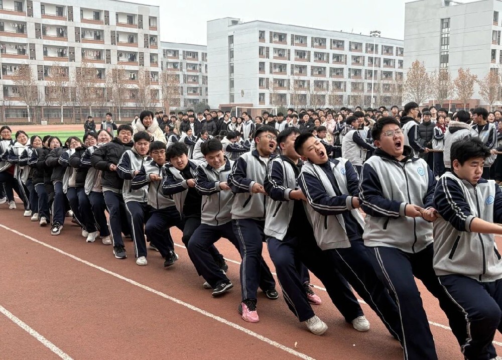 师生同心 力拔山河