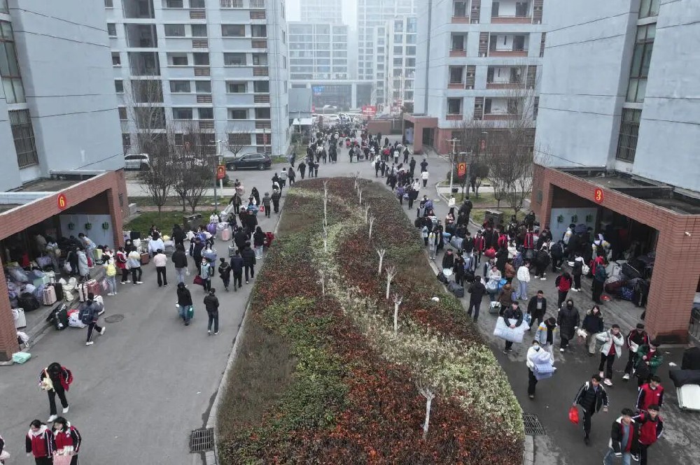 策马扬鞭向卓越  且趁春风谱新篇