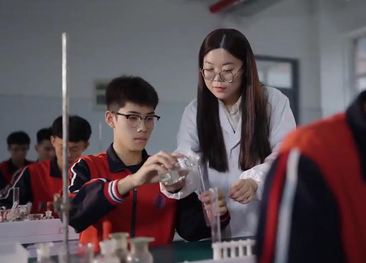 躬身耕耘育桃李  初心如磐显卓越