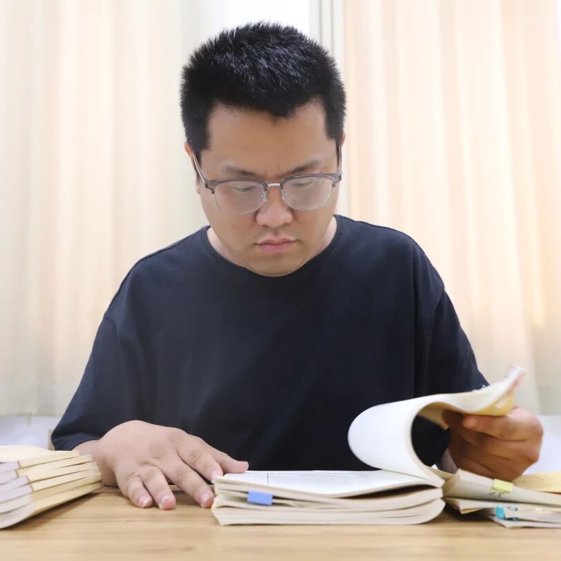 幕后笃行  微光亦亮